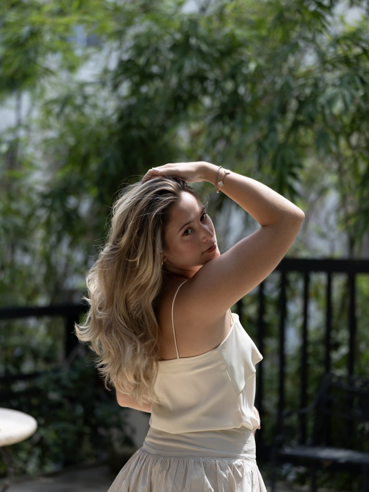 Mariana con la mano en el cabello