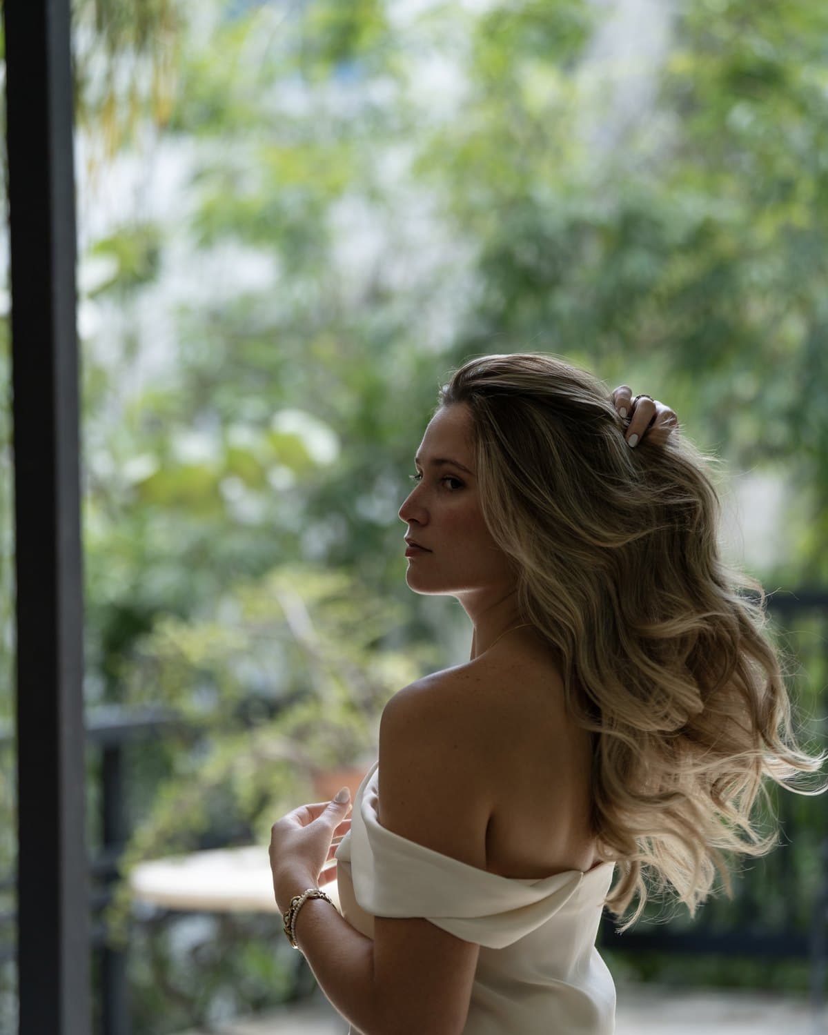 Mariana de perfil, al aire libre